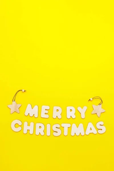 Teks Merry Chritmas pada latar belakang kuning, format vertikal — Stok Foto