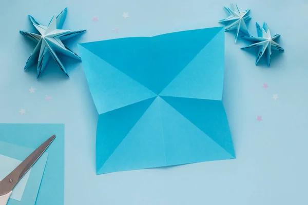 Egyszerű origami 3D karácsonyfa készült kék papírból. Lépésről lépésre, 6. lépés — Stock Fotó