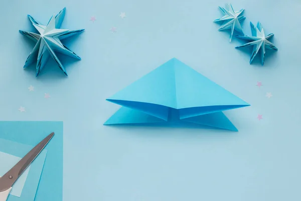 Απλό origami 3D χριστουγεννιάτικο δέντρο κατασκευασμένο από μπλε χαρτί. Βήμα προς βήμα οδηγίες, βήμα 7 — Φωτογραφία Αρχείου