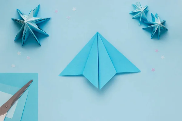 Proste origami 3D Choinka wykonana z niebieskiego papieru. Instrukcja krok po kroku, krok 8 — Zdjęcie stockowe