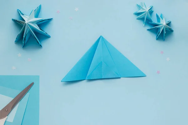 Proste origami 3D Choinka wykonana z niebieskiego papieru. Instrukcja krok po kroku, krok 10 — Zdjęcie stockowe