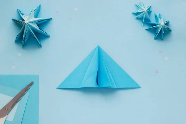 Proste origami 3D Choinka wykonana z niebieskiego papieru. Instrukcja krok po kroku, krok 12 — Zdjęcie stockowe