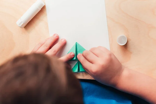 Anak membuat kartu Natal dari kertas. Langkah 5 — Stok Foto