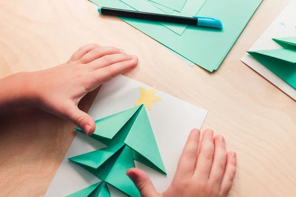 Enfant faisant une carte de Noël à partir de papier. Étape 6 — Photo