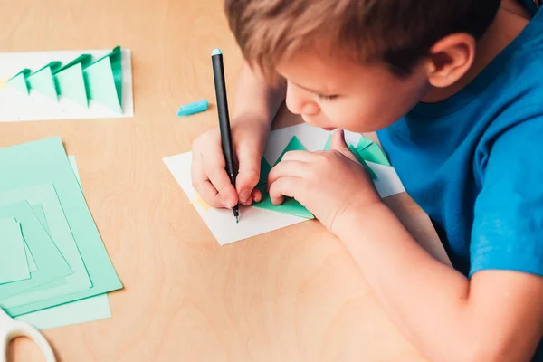 紙からクリスマスカードを作る子供。ステップ7 — ストック写真