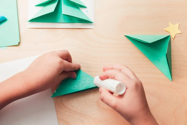 Kind maakt kerstkaart van papier. Stap 5 — Stockfoto