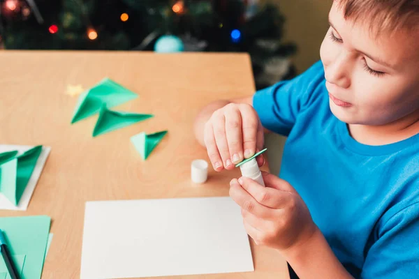 Kind maakt kerstkaart van papier. Stap 5 — Stockfoto