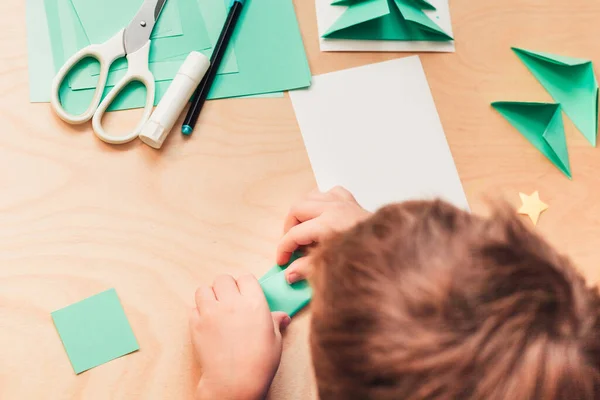 Παιδί που φτιάχνει χριστουγεννιάτικη κάρτα από χαρτί. Στάδιο 4 — Φωτογραφία Αρχείου