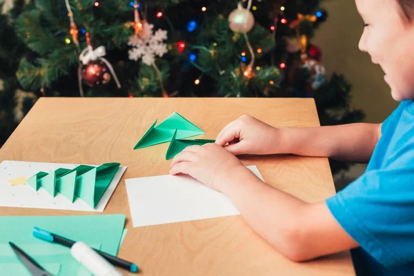 Anak membuat kartu Natal dari kertas. Langkah 5 — Stok Foto