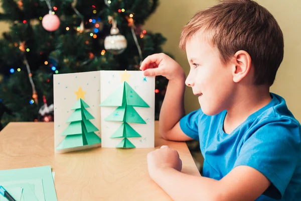 Kind bastelt Weihnachtskarte aus Papier. Schritt 8 — Stockfoto