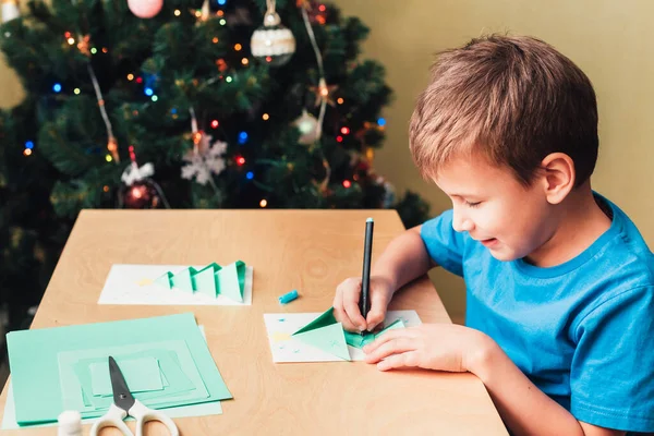 Dziecko robi kartkę świąteczną z papieru. Etap 7 — Zdjęcie stockowe