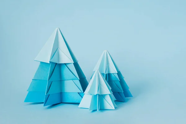 Semplice origamy 3D albero di Natale realizzato in carta blu. Istruzioni passo passo, passo 20 — Foto Stock