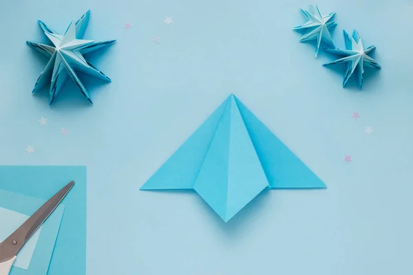 Proste origami 3D Choinka wykonana z niebieskiego papieru. Instrukcja krok po kroku, krok 11 — Zdjęcie stockowe