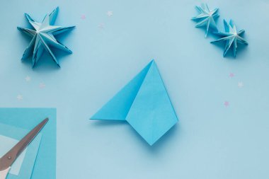 Mavi kağıttan yapılmış basit bir origami 3D Noel ağacı. Adım adım talimat, adım 14