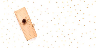 Ekolojik dekoru olan el sanatları kağıdına sarılı hediye kutusu.