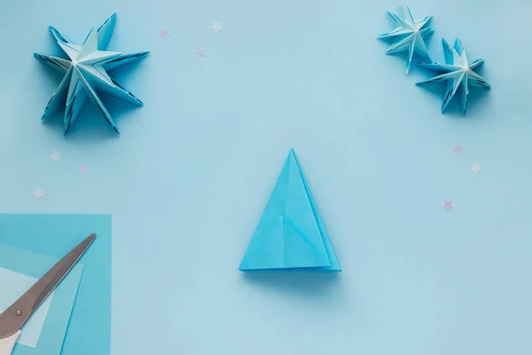简单的折纸3D圣诞树由蓝纸制成。一步一步说明，第15步 — 图库照片