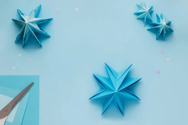 Απλό origami 3D χριστουγεννιάτικο δέντρο κατασκευασμένο από μπλε χαρτί. Βήμα προς βήμα οδηγίες, βήμα 16 — Φωτογραφία Αρχείου