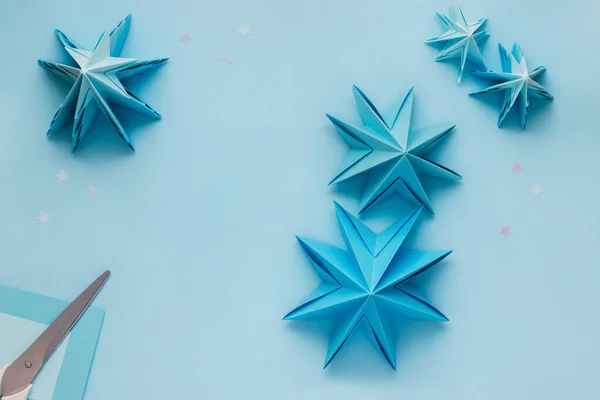Egyszerű origami 3D karácsonyfa készült kék papírból. Lépésről lépésre, 17. lépés — Stock Fotó