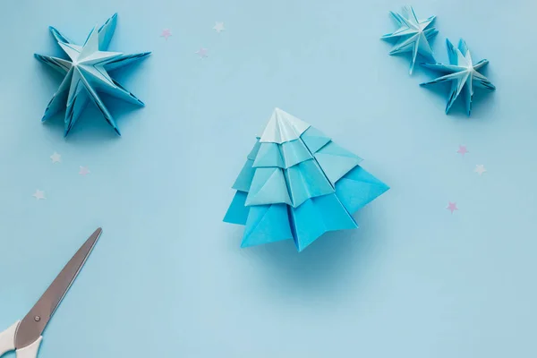 用蓝纸做的简单的折纸3D圣诞树。一步一步说明，第20步 — 图库照片