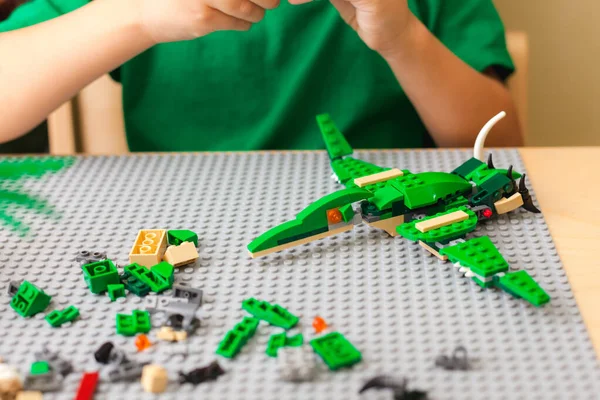 Talimatlara göre kondüktör Lego 'yu toplayan çocuğun elleri