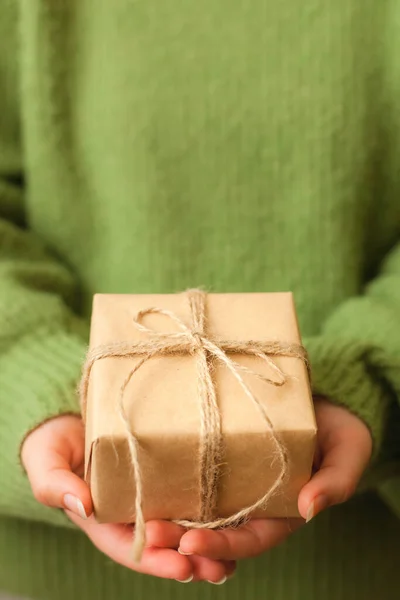 Kvinnors händer håller fin present, närbild — Stockfoto