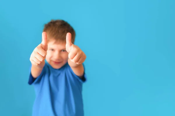 Carino sorridente ragazzo mostrando le mani con i pollici in su — Foto Stock