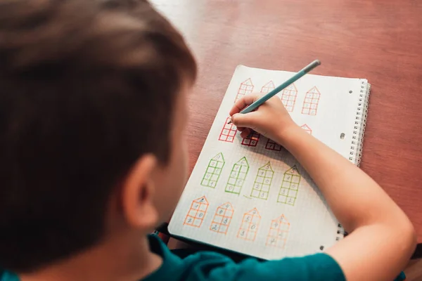 Lihat dari atas ke anak sekolah melakukan matematika mengembangkan latihan kreatif — Stok Foto