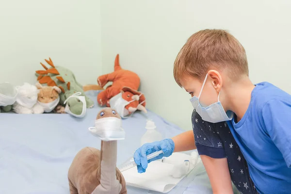 Anak-anak memainkan permainan peran. Dokter kecil memvaksinasi pasien mainan — Stok Foto