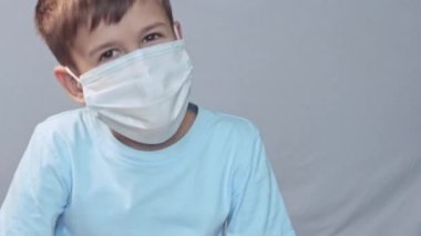 Küçük çocuk korkuyor ve iğneden kaçıyor.