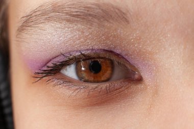 Makyajlı kadınların gözlerini kapat.