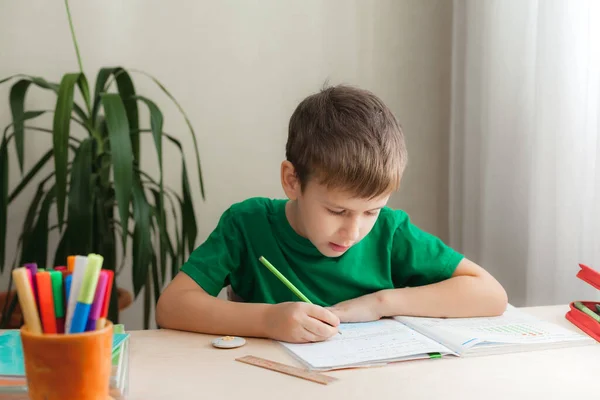 Kleine Kinder lernen zu Hause — Stockfoto