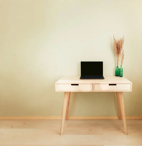 Portátil negro en la mesa en el interior del hogar. Lugar de trabajo con estilo — Foto de Stock