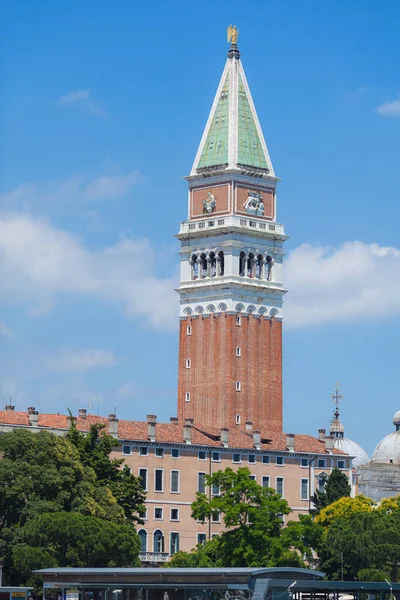 San Marko Bell věž s turisty, Benátky, Itálie — Stock fotografie