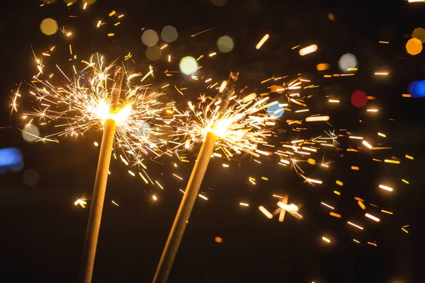 Brilhante brilhante sparkler no fundo borrado bokeh — Fotografia de Stock