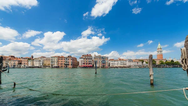 Meerblick auf den Bacino San Marco und den Campanile von San Marco, Venedig, Italien — Stockfoto