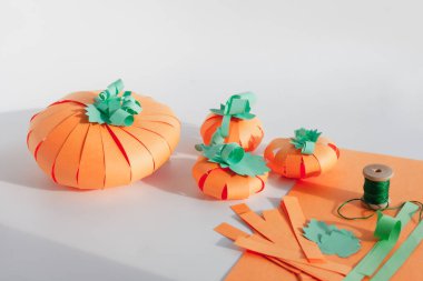 Beyaz kağıttan yapılmış sevimli balkabakları.