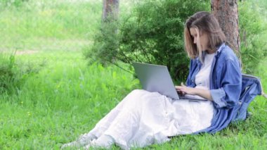 Güzel genç kız arka bahçedeki ağaçta ders veriyor..