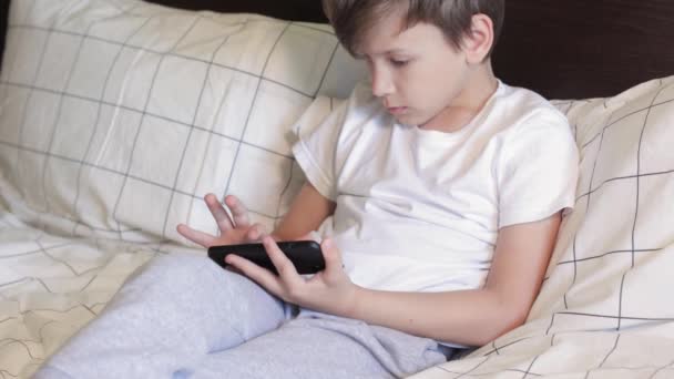 熟睡的孩子不用睡觉，而是用智能手机 — 图库视频影像