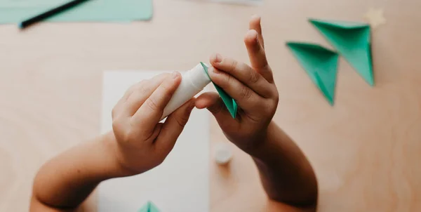 Kind maakt kerstkaart van papier. Stap 5 — Stockfoto