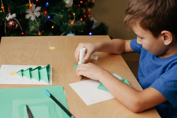 紙からクリスマスカードを作る子供。ステップ5 — ストック写真