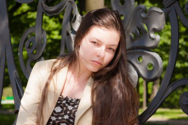 Parktaki güzel kadın.