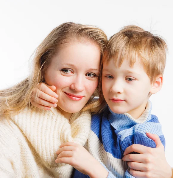 Mãe e seu pequeno filho sentado abraçado — Fotografia de Stock