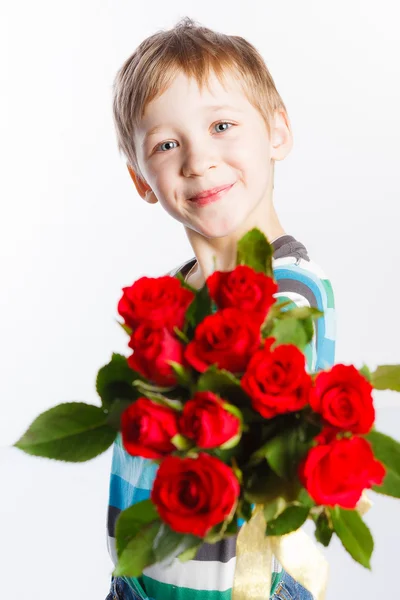 Kleines Kind mit einem Strauß roter Blumen — Stockfoto