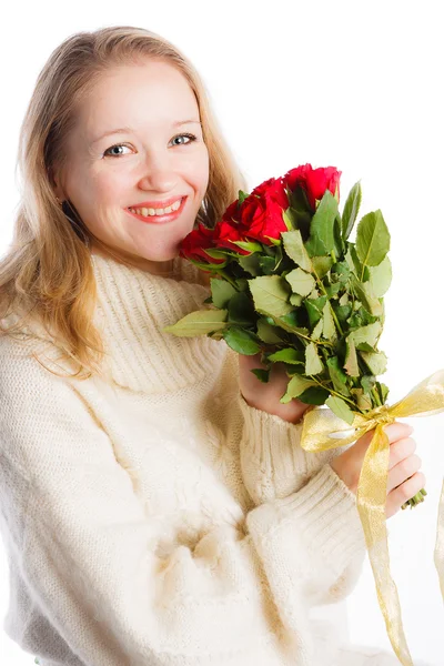 Mosolygó, szőke nő ül a vörös rózsa csokor — Stock Fotó