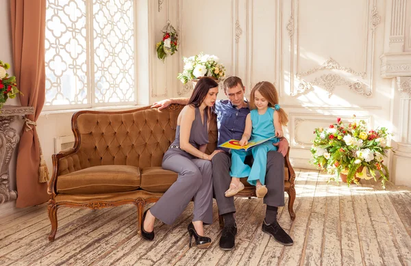 Father and mather reading book to her daughter — Stock Photo, Image