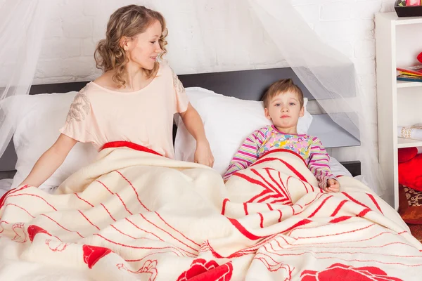 Mother and son spending morning in bed — Stock Photo, Image