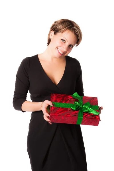 Hermosa mujer en vestido negro de pie con caja de regalo roja —  Fotos de Stock