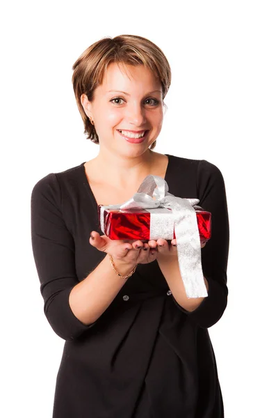 Mulher sorridente feliz com caixa de presente vermelho — Fotografia de Stock