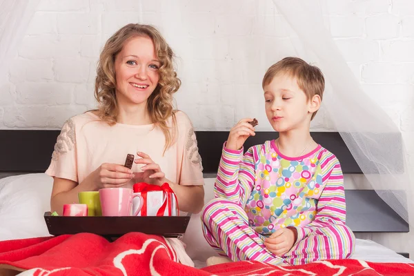 Happy mother and son having breakfast — ストック写真