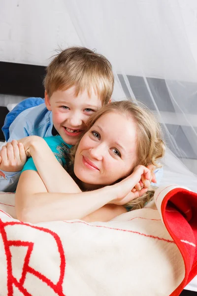 Close up of happy mom and son — Zdjęcie stockowe